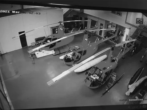 Vista de cámara de un hangar con helicópteros
