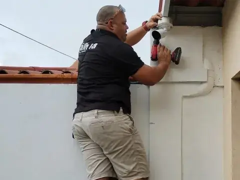 Técnico instalando una cámara en fachada