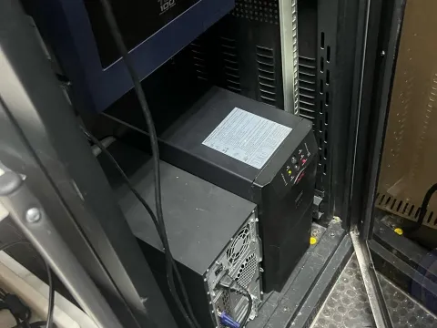 Gabinete de red con cableado organizado