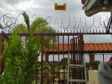 Cerco eléctrico sobre muro residencial