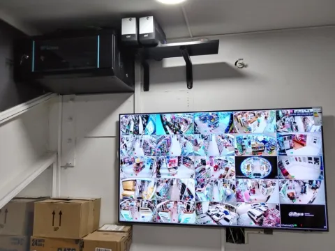 Pantalla con cámaras en un depósito