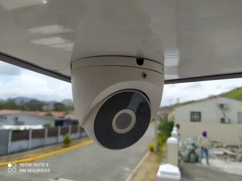 Cámara domo instalada en exterior