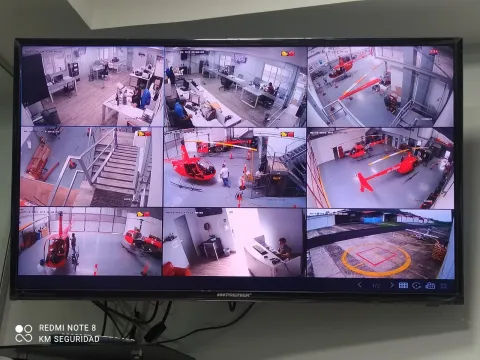 Monitor con el mosaico de cámaras de un hangar