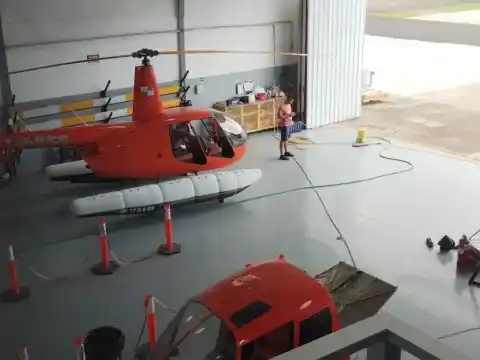 Hangar con helicópteros