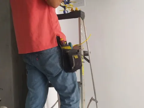Técnico trabajando en un gabinete de pared