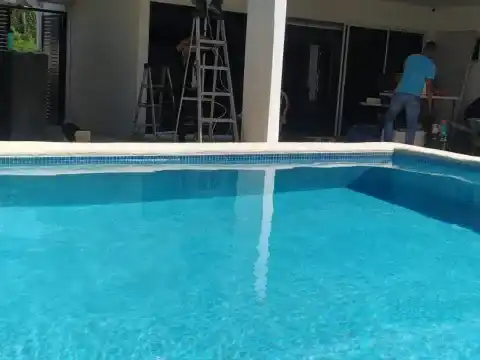 Técnico instalando en residencia