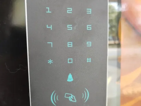 Cerradura con teclado y lector de tarjeta
