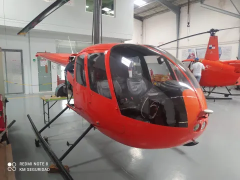 Helicóptero en hangar vigilado