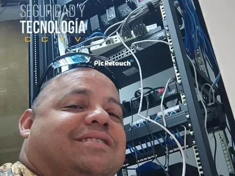 Técnico frente a un rack de red