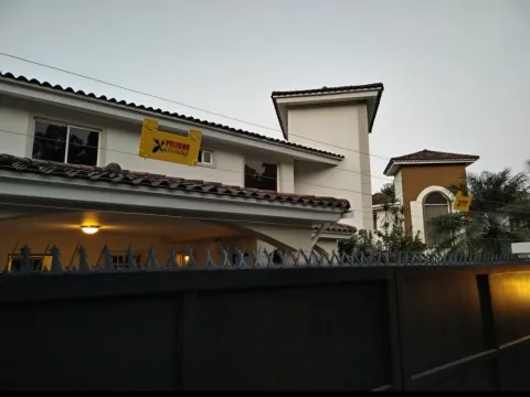 Fachada de residencia con cerco eléctrico