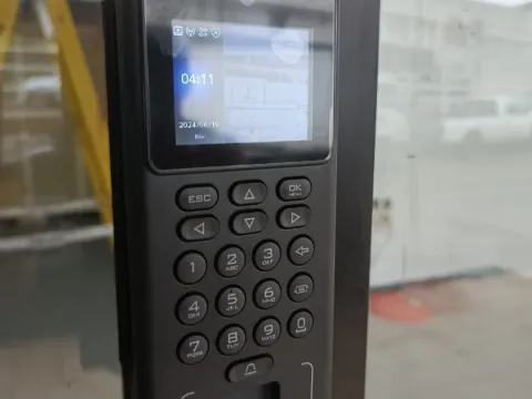 Lector de huella y teclado de acceso en puerta