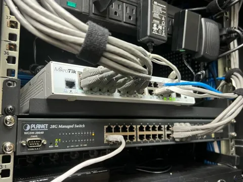 Rack con switch y grabador de video