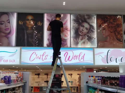 Técnico instalando cámaras dentro de una tienda