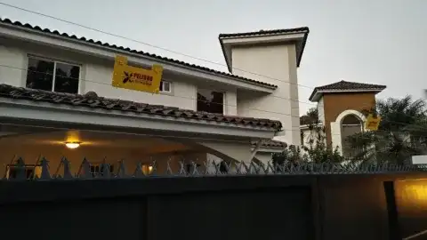 Fachada de residencia con cerco eléctrico