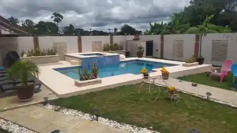 Patio de residencia con piscina