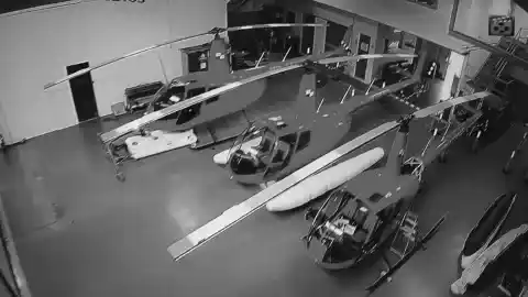 Vista de cámara de un hangar con helicópteros