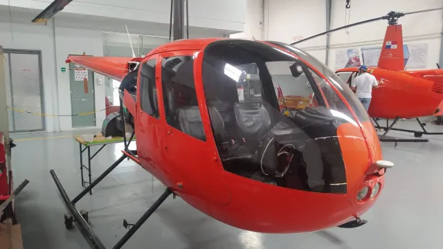 Helicóptero en el hangar del helipuerto