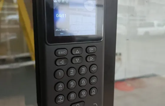 Lector de huella y teclado de acceso en puerta