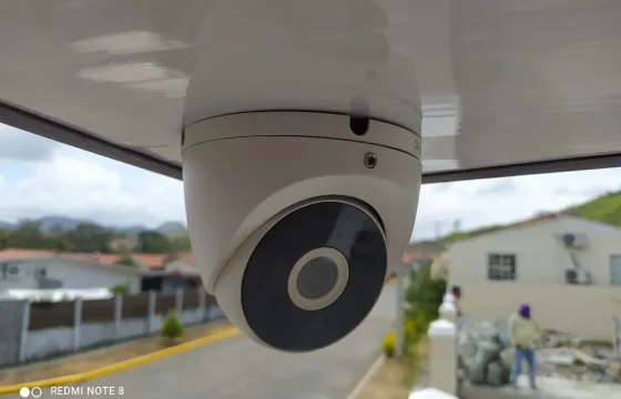 Cámara domo instalada en exterior